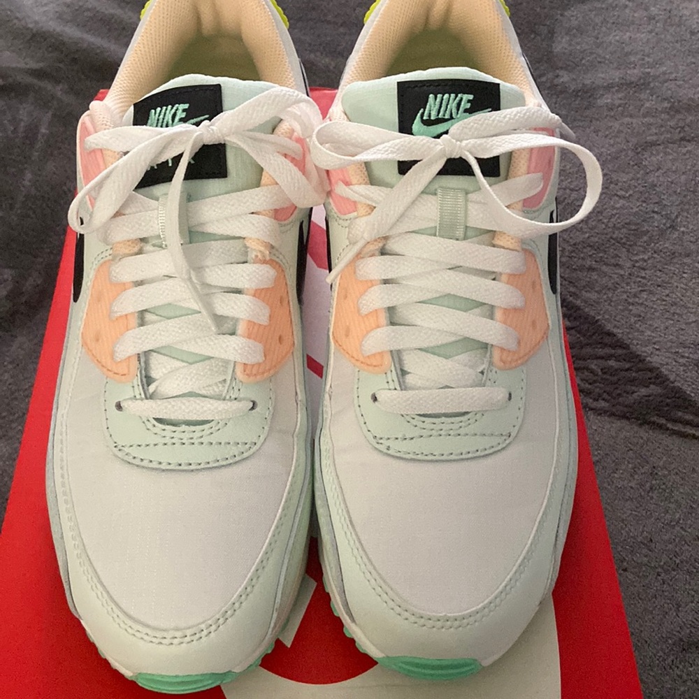 Nike Women’s Air Max 90